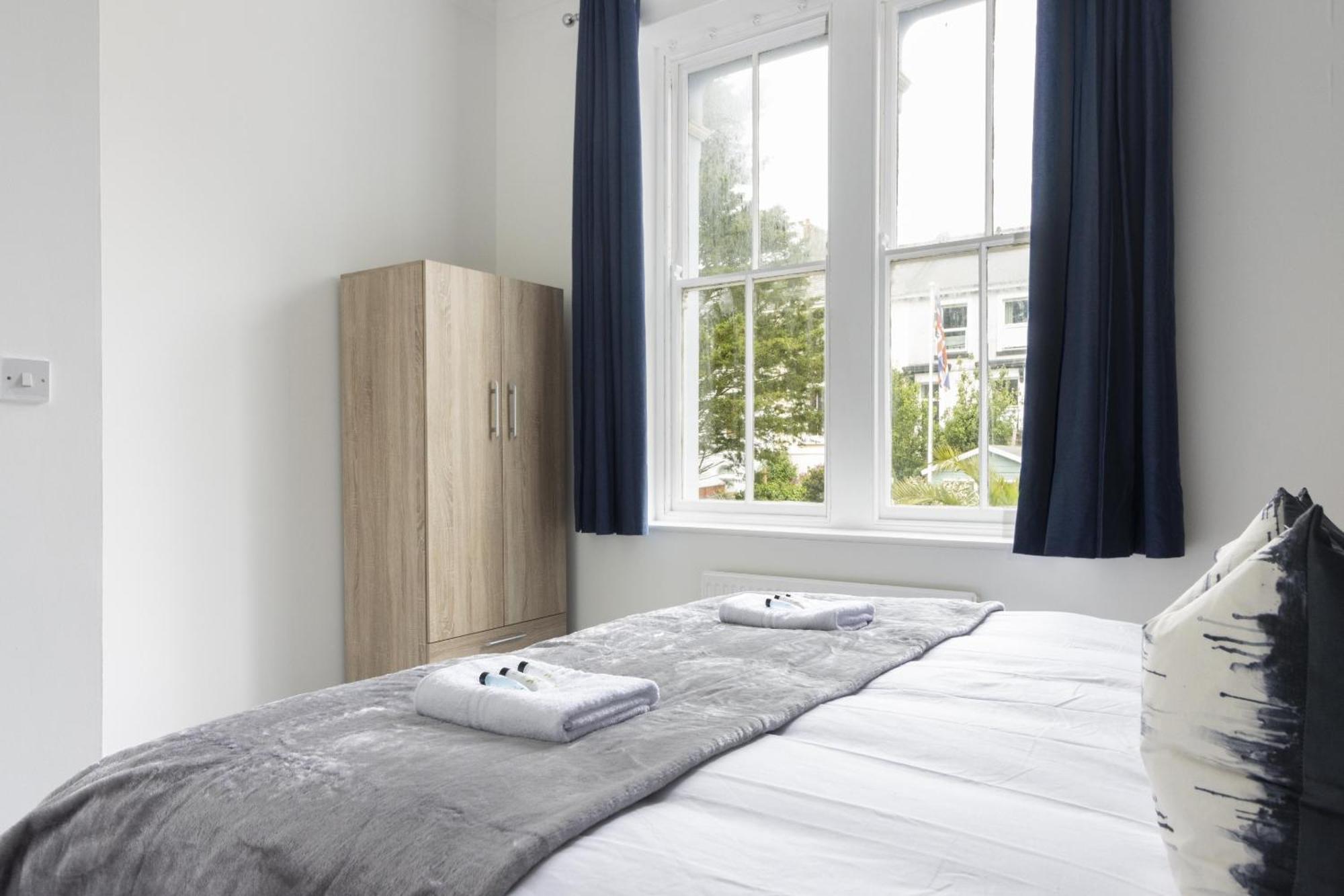Alexandra - Large 3 Bed Perfect For Contractors, Free Parking, Fast Wifi And Great Value! Apartment พลีมัธ ภายนอก รูปภาพ