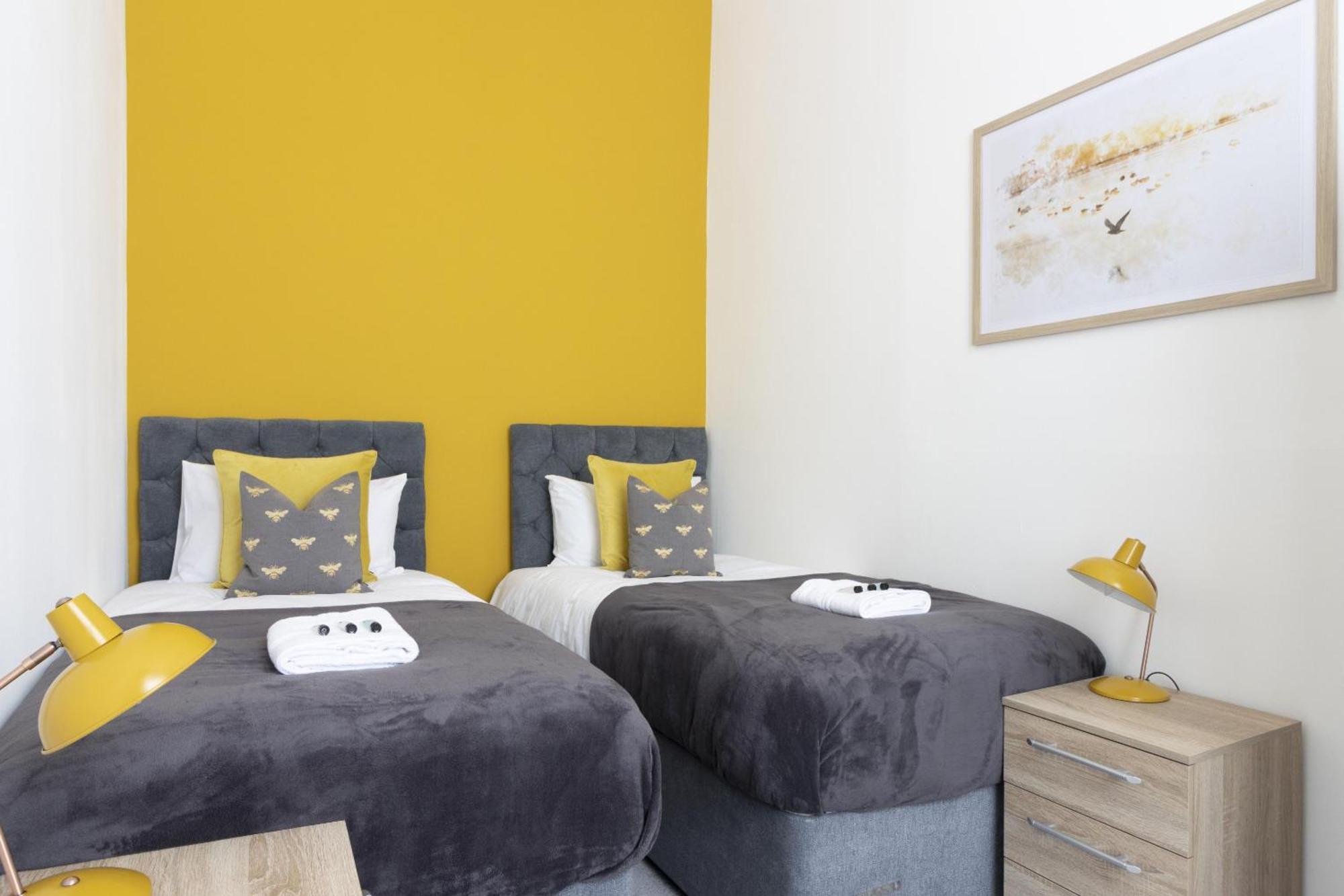 Alexandra - Large 3 Bed Perfect For Contractors, Free Parking, Fast Wifi And Great Value! Apartment พลีมัธ ภายนอก รูปภาพ