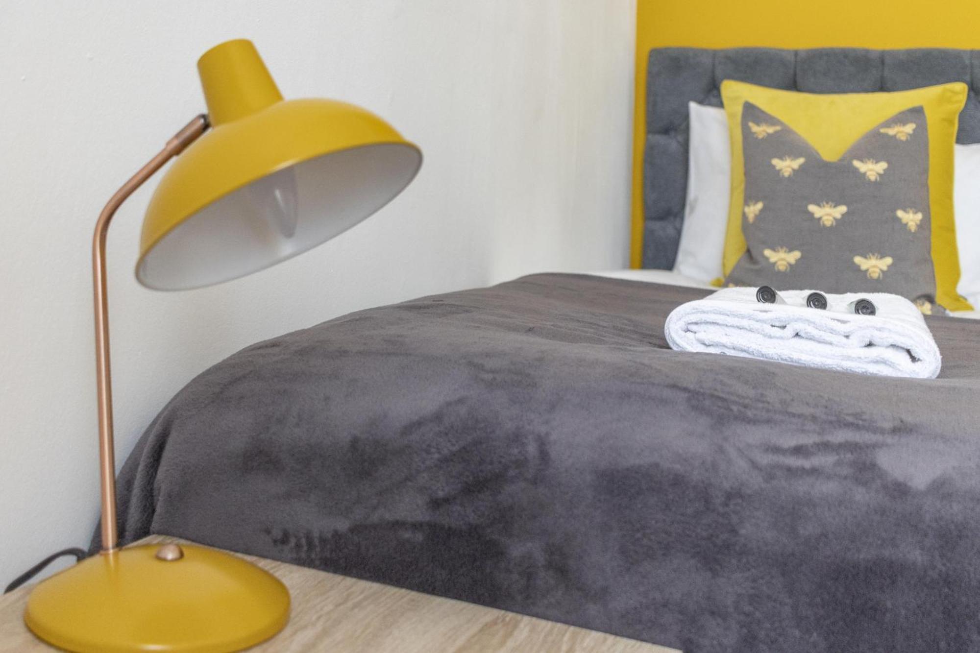Alexandra - Large 3 Bed Perfect For Contractors, Free Parking, Fast Wifi And Great Value! Apartment พลีมัธ ภายนอก รูปภาพ