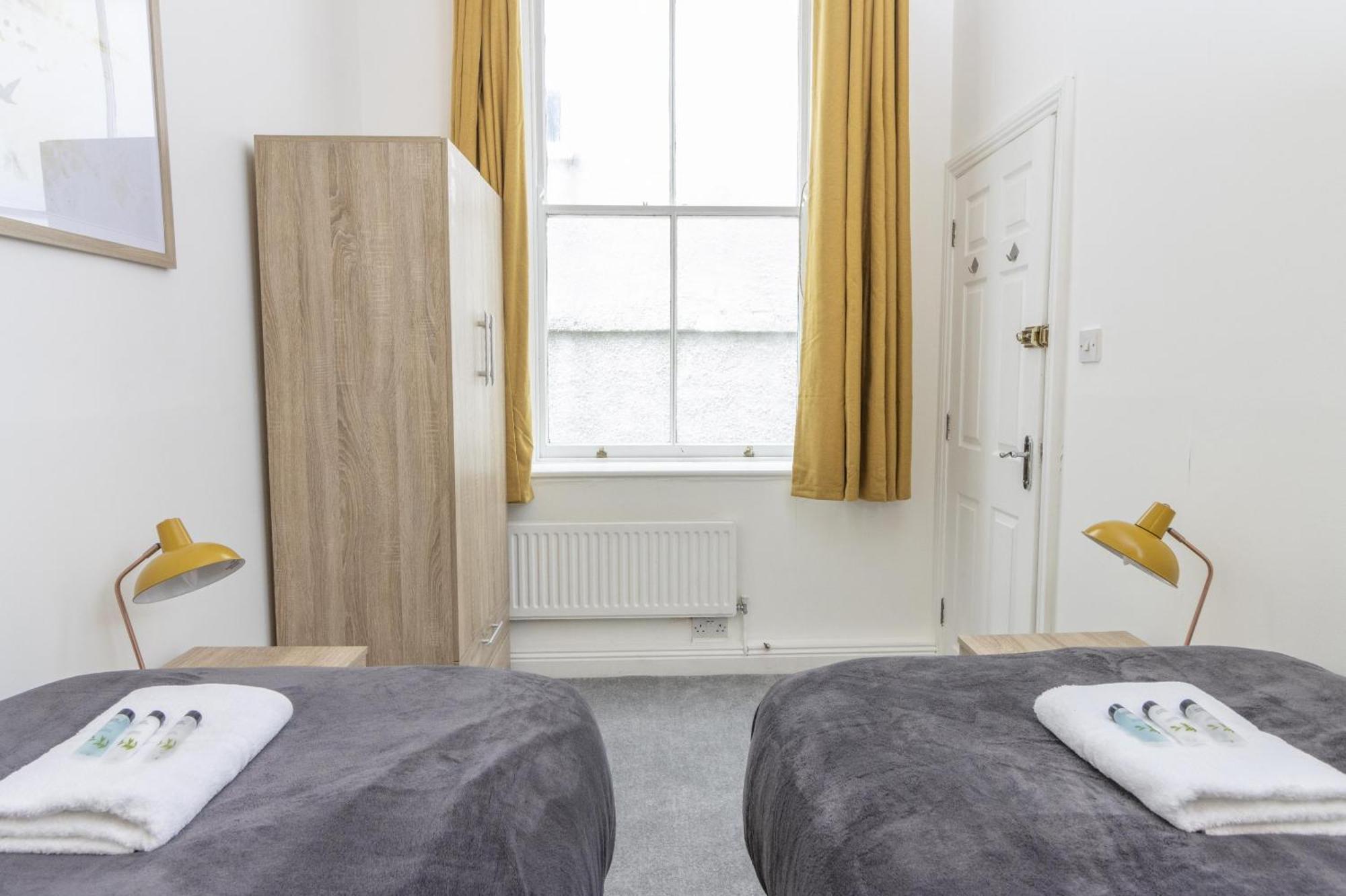 Alexandra - Large 3 Bed Perfect For Contractors, Free Parking, Fast Wifi And Great Value! Apartment พลีมัธ ภายนอก รูปภาพ